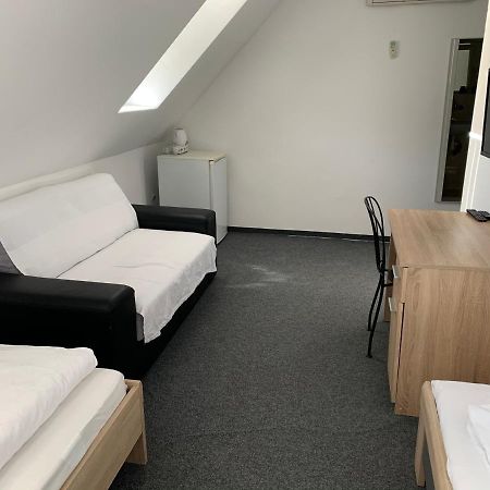 Penzion Holiday Trnava Buitenkant foto