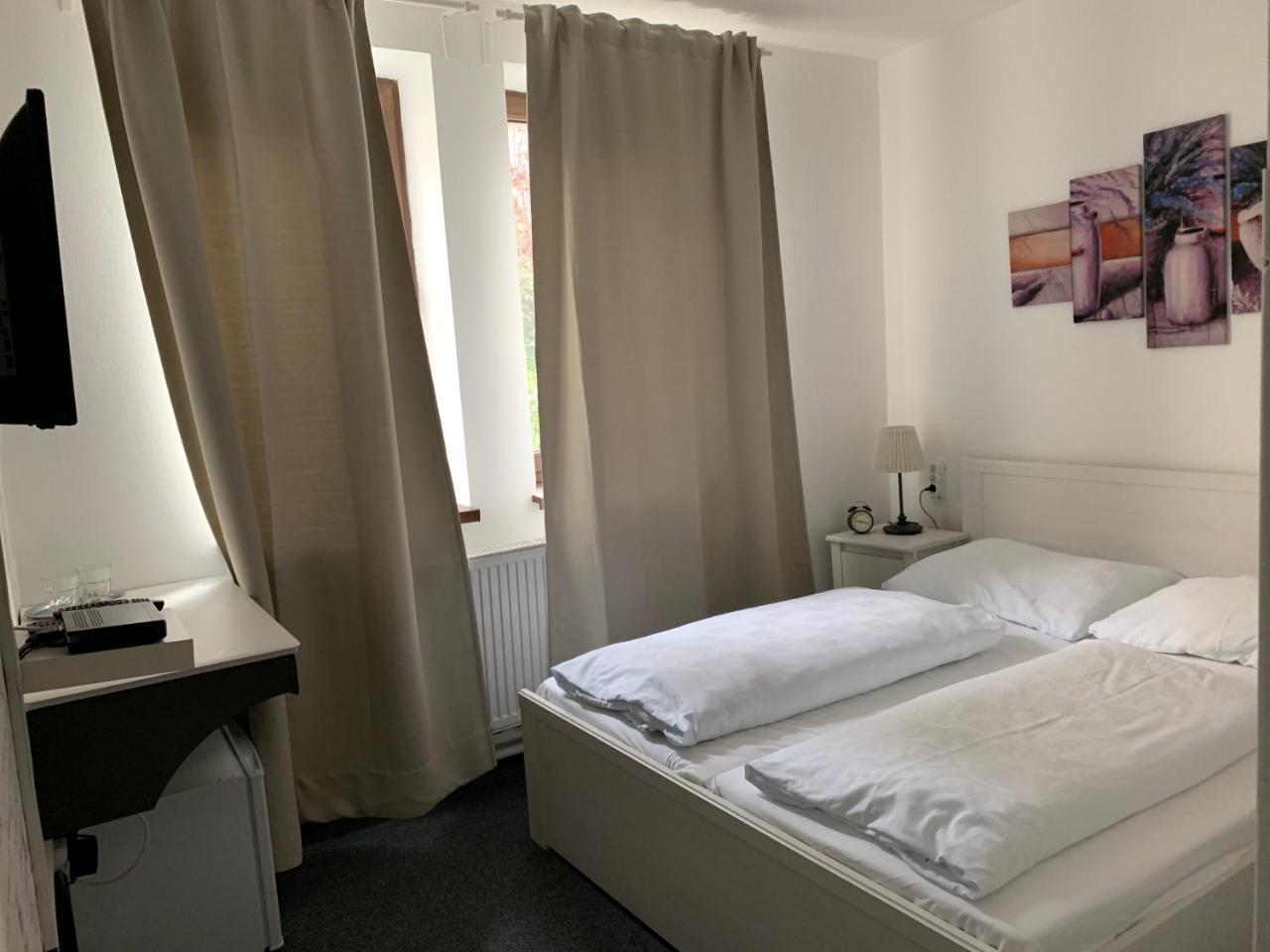 Penzion Holiday Trnava Buitenkant foto