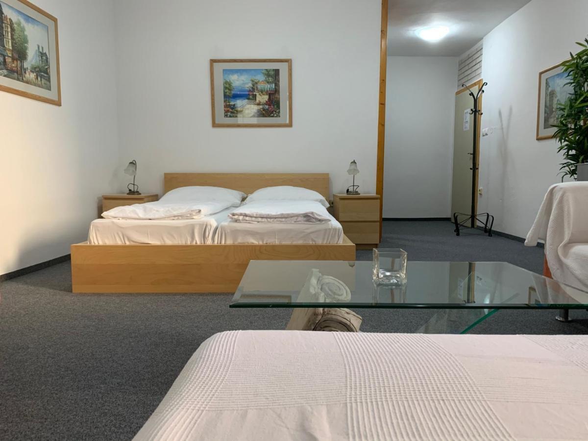 Penzion Holiday Trnava Buitenkant foto