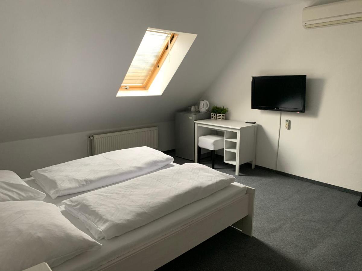 Penzion Holiday Trnava Buitenkant foto